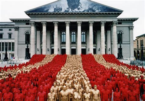 fotografare nudi|Spencer Tunick: perfomance fotografica di corpi nudi.